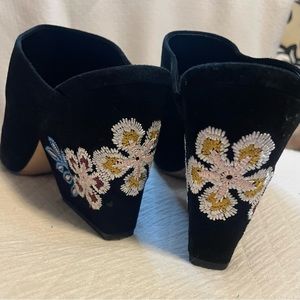 Beautiful Tory Burch  hardly worn suede like mule floral heel Original dust bag